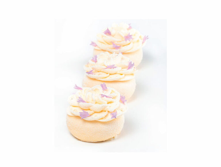 recette de mini pâtisserie pêche blanche, framboise et géranimum