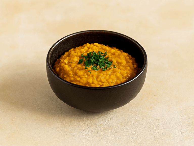 Plat vegan : lentilles corail, rhum et lait de coco